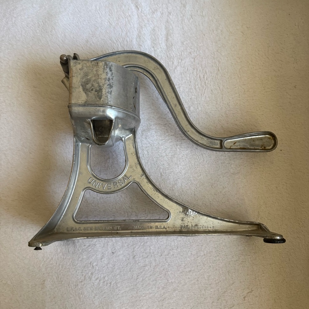 Vintage LF&C Universal Cast Aluminum Hand Press Juicer Lemon Lemonade Old works